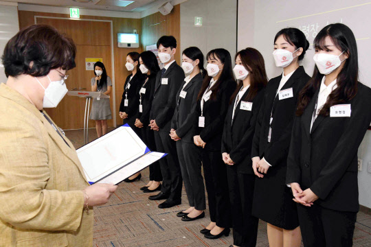 지난 13일 서울 등촌동 홈플러스 본사 사옥에서 열린 사령식에서 황정희 홈플러스 인사부문장(왼쪽)상반기 공개채용 인턴십 과정을 거쳐 최종 합격된 신입사원 24명에게 사령장을 수여하고 있다. 홈플러스 제공
